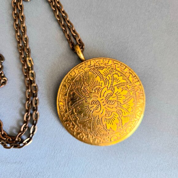 Large round brass pendant with long chain. - Picture 2 of 6